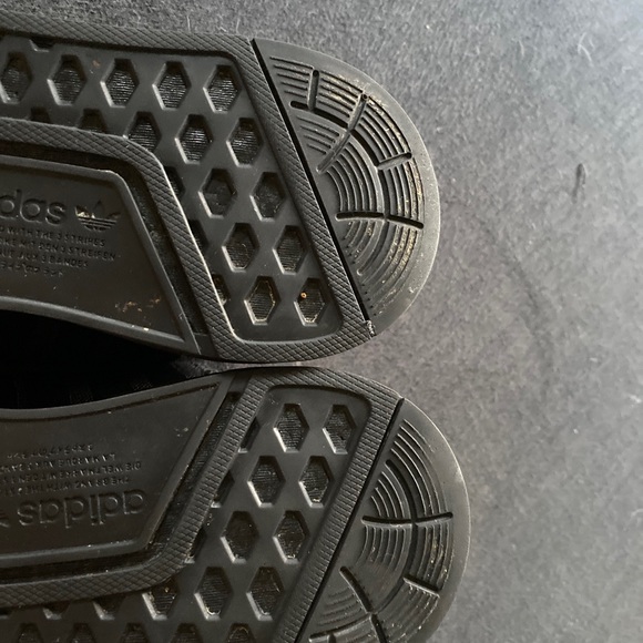 Adidas Originals NMD R1 J Black FW0397 Size 5 - Picture 3 of 5